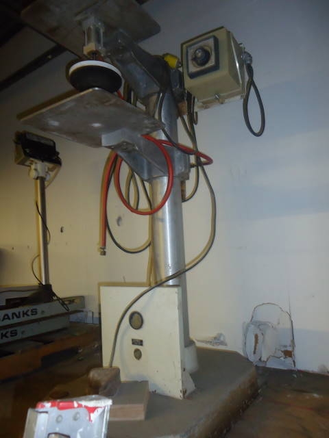 7812XG_xl Pneumatic semi-automatic lid press